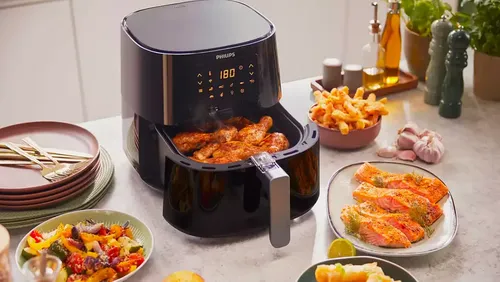 Airfryer moderna com alimentos